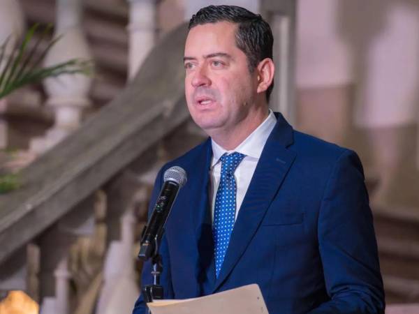 <b>El ministro de la Secretaría de Finanzas, Emilio Hernández Hércules, durante una conferencia de prensa en Casa Presidencial. </b>