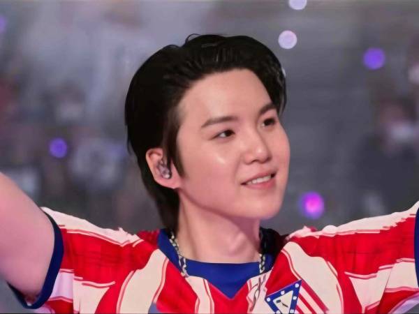 Suga, integrante de BTS, apareció sobre el escenario con la nueva camiseta del Atlético de Madrid durante el segundo concierto del grupo en el Riyadh Air Metropolitano, en Madrid.