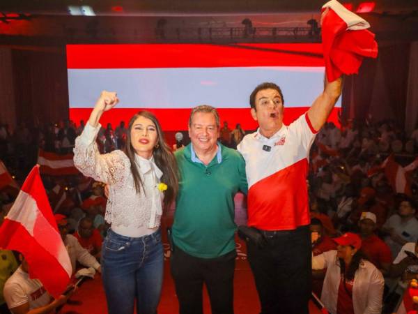 Mario Rivera, de la Democracia Cristiana, anunció que renunciaba a su aspiración para respaldar el proyecto de Salvador Nasralla, aspirante presidencial del Partido Liberal.