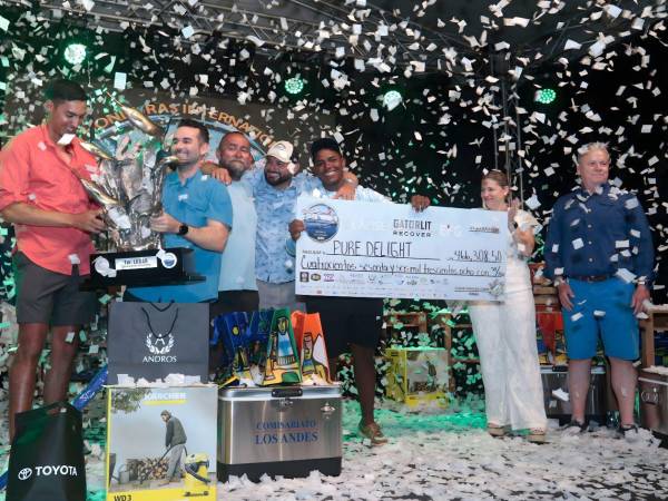 Embotelladora de Sula entrega el premio al primer lugar de Billfish.