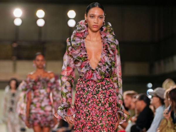 La marca estadounidense Carolina Herrera celebró este lunes su 45 aniversario en la Semana de la Moda de Nueva York con una nueva colección de su director creativo, Wes Gordon, quien se mantuvo fiel a las señas de identidad de la firma.