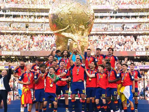 La selección de España al momento de alzar la Copa del Mundo por intermedio de su capitán Rodrí.