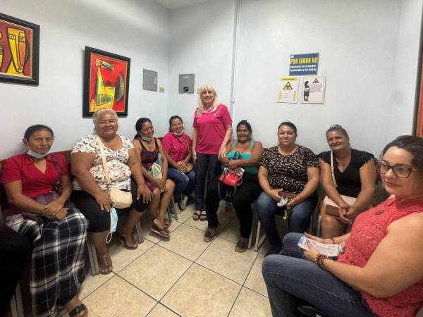Un grupo de mujeres se reune con una de las coordinadoras de Listones de Amor.