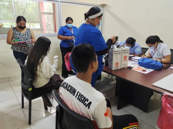 Salud vigila cuatro casos sospechosos de sarampión en Cofradía y mantiene un cerco epidemiológico para contener el brote. La vacunación ha aumentado en el sector.