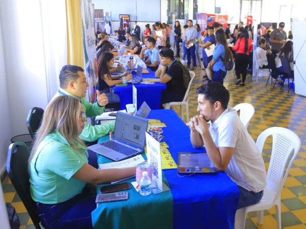 Jóvenes en entrevista de trabajo durante una feria de empleo realizada en la Plaza de las Banderas.