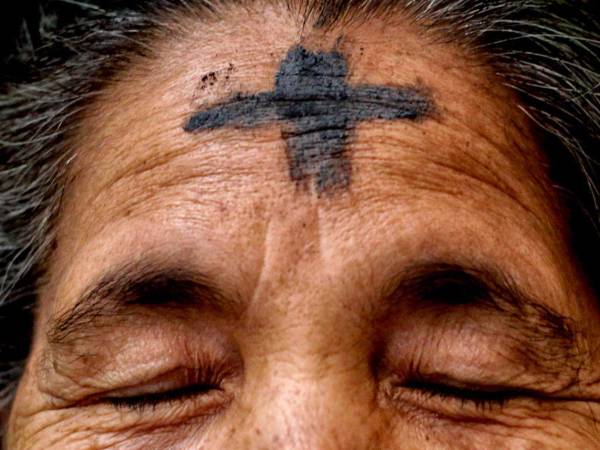Una devota participa en el rito de la imposición de ceniza en la frente con el que se comienza el tiempo de Cuaresma este 18 de febrero de 2026, en la Catedral San Miguel Arcángel en Tegucigalpa, Honduras.