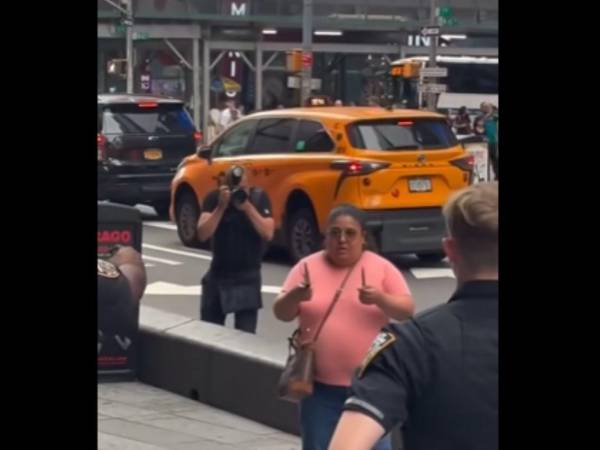 Las autoridades de Nueva York divulgaron ayer lunes la muerte de una víctima del doble apuñalamiento ocurrido en Times Square, así como la de la agresora, identificada como Patricia Cisneros, que cometió un ataque “aleatorio” debido a problemas de salud mental, y a la que disparó la Policía. Fotografías tomadas de videos en redes sociales.