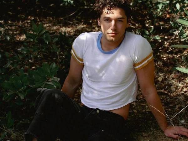 Los fanáticos de las historias de rivalidad y romance tienen un nuevo ídolo sobre el hielo. Belmont Cameli protagoniza Off Campus, la nueva serie dramática romántica de Prime Video.