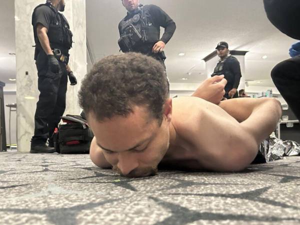 Se muestra al hombre arrestado por agentes del Servicio Secreto este sábado, luego de que se reportaran aparentes disparos durante la cena anual de la Asociación de Corresponsales de la Casa Blanca (WHCA) en Washington (Estados Unidos).