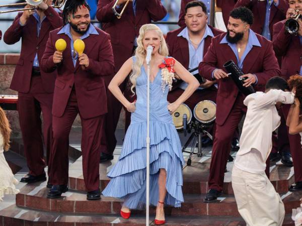 Lady Gaga impresionó con su vestido celeste y tacones rojos.