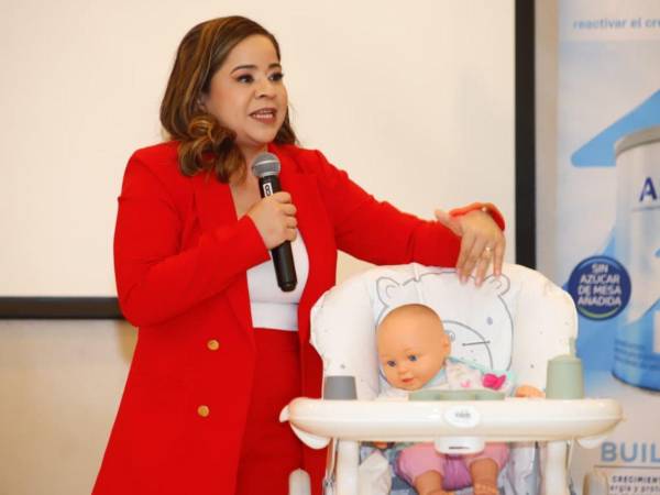 La doctora Paola Bonilla, endocrinóloga pediatra, durante el tercer taller de alimentación complementaria.