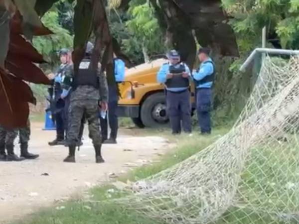 Uno de los cuerpos quedó enfrente de uno de los marcos del campo.