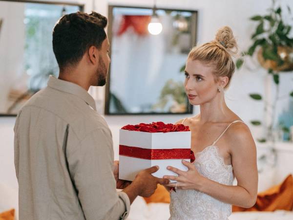 Las reglas tradicionales del romance están siendo cuestionadas por un fenómeno que gana fuerza en redes sociales. Se trata de la femosfera, un universo digital integrado por creadoras de contenido, foros, pódcast y comunidades que invitan a las mujeres a replantear su manera de relacionarse, dejando atrás el ideal del amor romántico para priorizar su bienestar, independencia y estabilidad emocional.