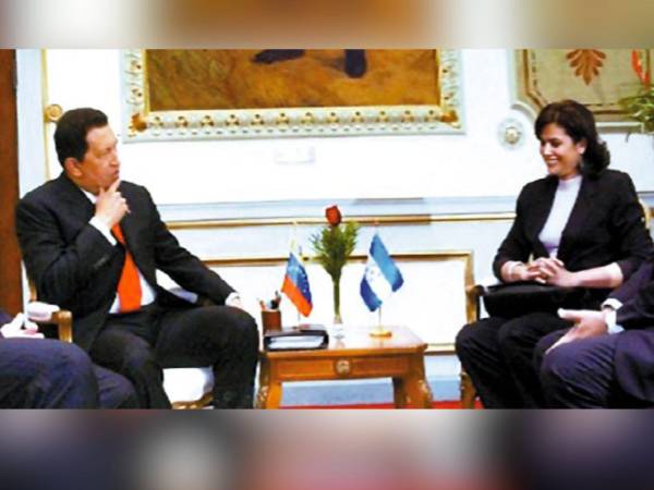 Rixi Moncada fue el enlace para que Honduras fuera parte de Petrocaribe y ALBA, dos proyectos impulsados por Venezuela. En la foto aparece el fallecido presidente de Venezuela, Hugo Chávez, junto con Moncada.