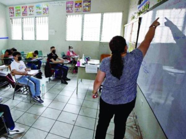 La Secretaría de Educación inició despidos y suspensiones de docentes y empleados administrativos en Cortés como parte de un proceso de depuración.