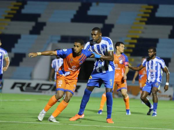 Jugadores de Victoria y UPNFM disputando el balón