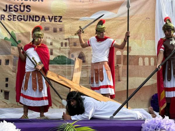 Escenificación de una de las estaciones del viacrucis, donde soldados romanos acompañan a Jesús en su camino hacia la crucifixión.