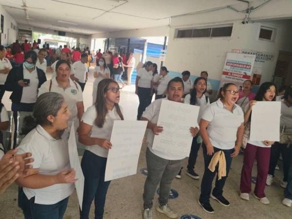 Empleados del Migual Paz Barahona durante la protesta de este miércoles.