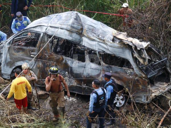 Nuevos detalles han surgido en relación con el trágico accidente de un bus 'rapidito' que cayó a una hondonada en la colonia Lempira de San Pedro Sula, salida hacia el occidente.