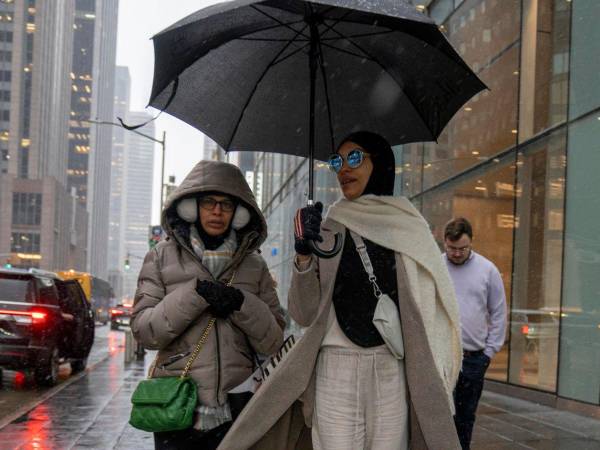 Foto de archivo de personas se protegen de la ola de frío en Nueva York (Estados Unidos).EFE/ Angel Colmenares