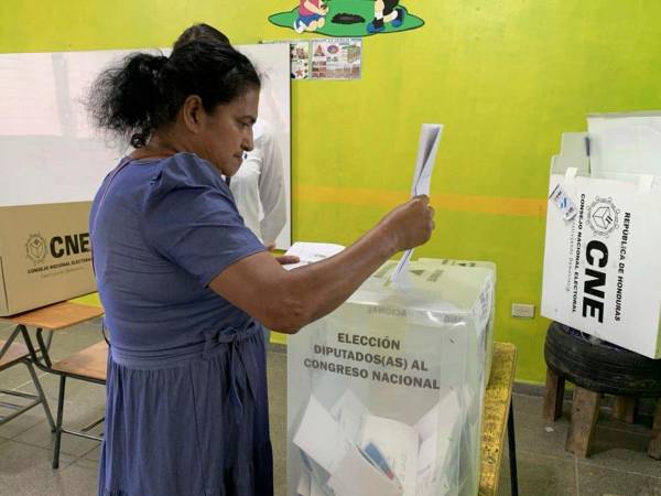 Una persona vota este domingo, en San Antonio de Flores, Paraíso (Honduras).