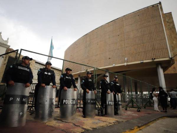 Las autoridades de la Policía Nacional informaron que el cierre de las instalaciones del Congreso Nacional y del parque La Merced responde a la implementación de un plan especial de seguridad, previo a la instalación de la primera legislatura y a varias sesiones programadas en este mes de enero.