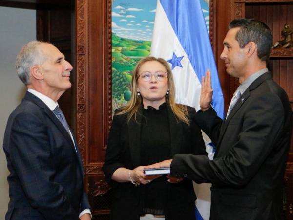 El presidente Nasry Asfura juramentó este sábado a un grupo de funcionarios que asumirán roles estratégicos.