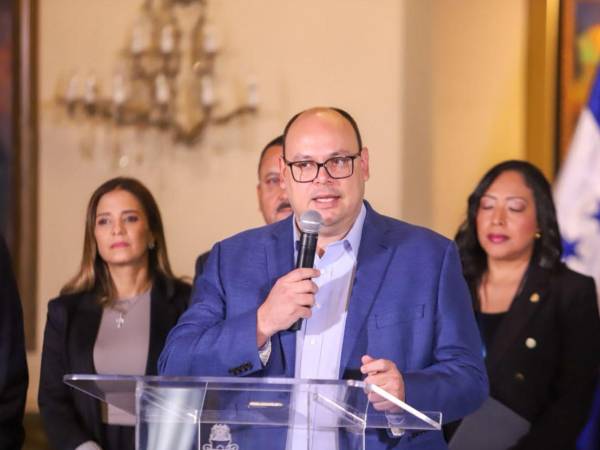 Héctor Corrales, presidente de la CREE, señaló que el sistema eléctrico requerirá entre 500 y 700 megavatios adicionales para cubrir el consumo de los abonados de la Empresa Nacional de Energía Eléctrica (Enee).