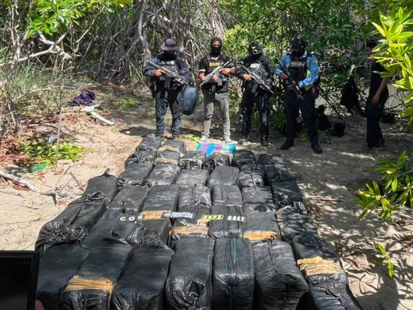 Más de 800 kilos de cocaína fueron incautados por las autoridades hondureñas en una operación antidrogas desarrollada en el departamento de Choluteca, un día después de que se localizaran otros 648 kilos de la misma droga en la zona sur del país.