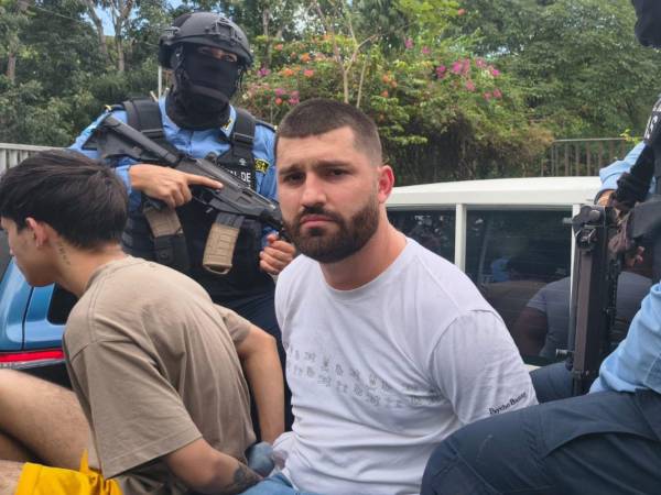 Dos presuntos integrantes de la banda delictiva “El Mudo” fueron capturados por agentes de la División Antiextorsión y Asociaciones Terroristas (DAET) en la colonia Monte Fresco, en San Pedro Sula, Cortés, cuando, según las autoridades, tenían en su poder armas de fuego, radios de comunicación y dinero procedente del cobro de extorsiones.