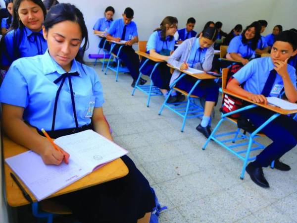 Grupo de estudiantes de la escuela normal mixta de Ocotepeque, occidente de Honduras.