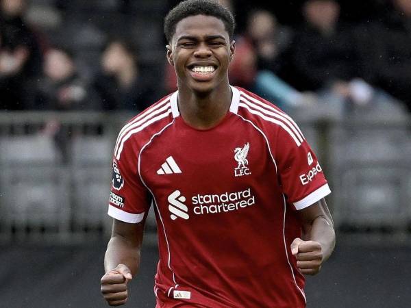 Keyrol Alexis Figueroa celebrando un gol con la Sub-21 del Liverpool en inglaterra.