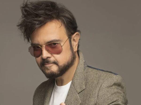 Aleks Syntek ha cuestionado en varias ocasiones el impacto de los algoritmos y las tendencias urbanas en la industria musical.