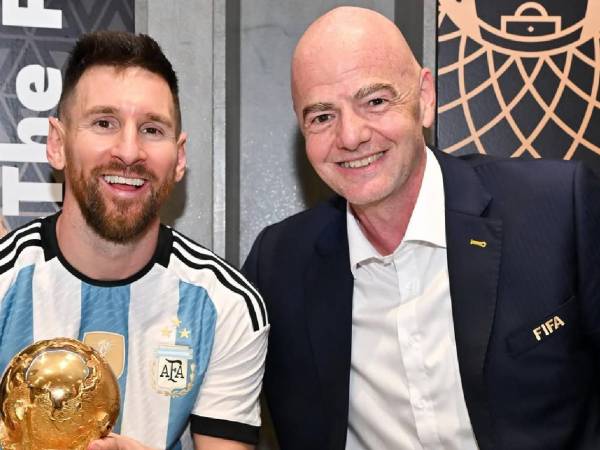 Infantino junto a Messi y la Copa del Mundo conquistada por Argentina en el Mundial del 2026.