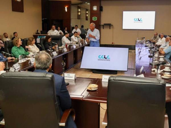 Nasry Asfura en el conversatorio con los empresarios.