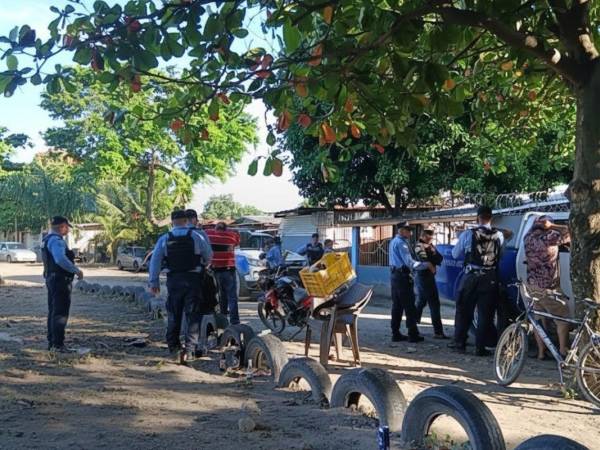 Agentes policiales haciendo registros en barrios y colonias de la Rivera Hernández.