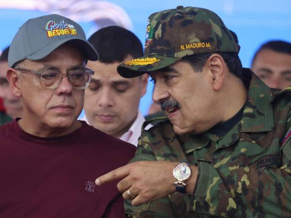 El presidente de Venezuela, Nicolás Maduro, habla con el presidente de la Asamblea Nacional (AN) Jorge Rodríguez.