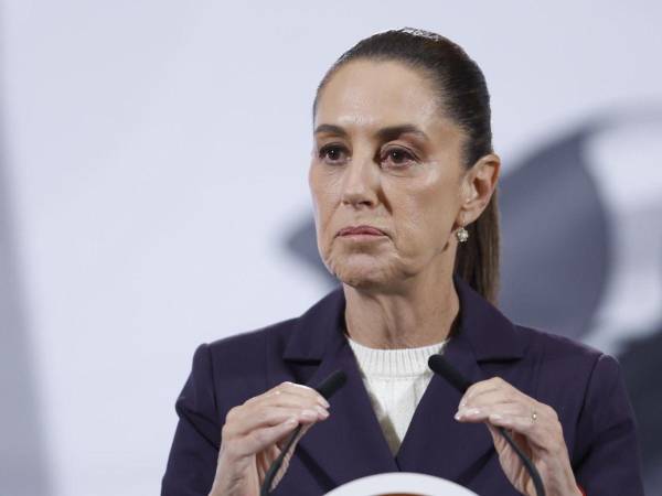 La presidenta Claudia Sheinbaum decidió caminar, ya que su destino se encontraba a unas calles del Palacio Nacional.