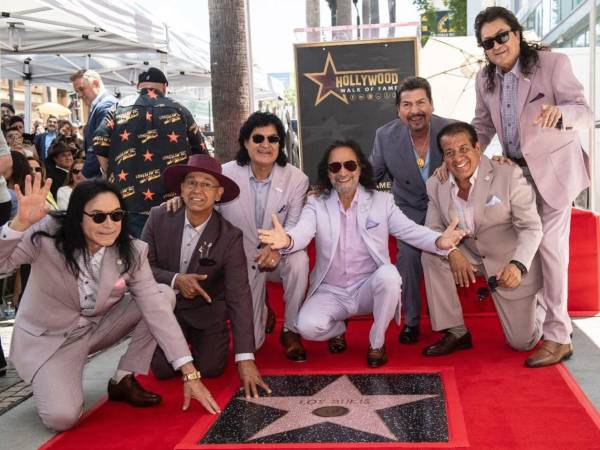 La banda regional mexicana Los Bukis recibió este miércoles una estrella en el emblemático Paseo de la Fama de Los Ángeles.