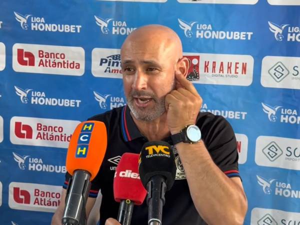 Eduardo Espinel llegó con tremendo enfado a la conferencia de prensa tras el triunfo de Olimpia ante Génesis.