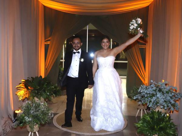 Francisco Rodríguez y Allery Reyes al entrar a la recepción en el Centro de Convenciones del Hotel Copantl.