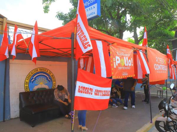 En las afueras del CEB Luis Landa ya se vive la fiesta electoral, carpas de los diferentes partidos politicos rodean la institución.