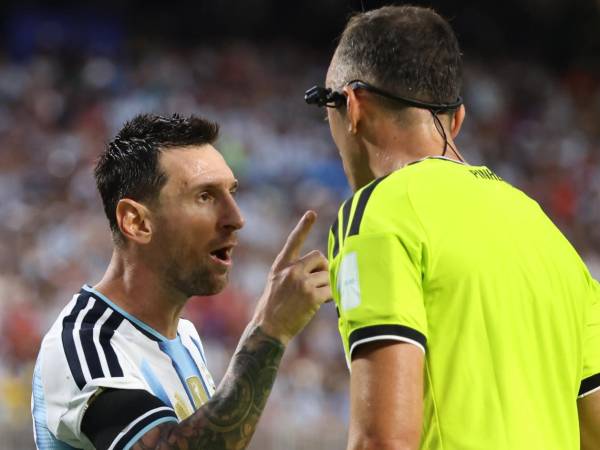 El astro argentino Lionel Messi protagonizó un tenso cruce con el árbitro portugués João Pinheiro este sábado durante el partido por cuartos de final del Mundial 2026, en el que la selección de Argentina se impuso 3-1 ante Suiza.