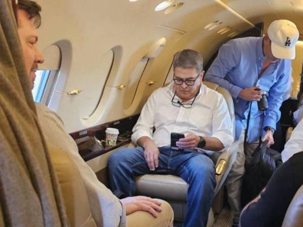 El regreso del expresidente Juan Orlando Hernández a Honduras tras ser indultado por Donald Trump continúa generando reacciones. Tras arribar el pasado domingo 26 de julio al aeropuerto internacional de Palmerola en un vuelo privado procedente de Estados Unidos, surgieron interrogantes sobre quién financió el traslado y cuál fue el costo estimado de la operación.