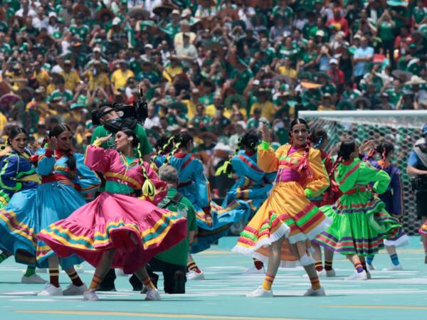 La ceremonia inaugural de la Copa Mundial de la FIFA 2026 generó reacciones encontradas entre los aficionados, especialmente en redes sociales, donde numerosos usuarios expresaron opiniones divididas sobre el espectáculo que marcó el inicio del torneo.
