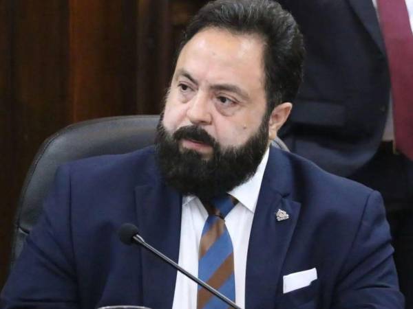 Las redes fueron modificadas colocando los logos y linea gráfica usada por el exdiputado Luis Redondo.