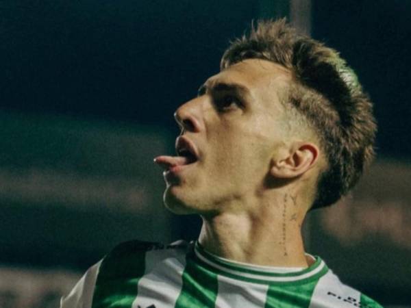 El festejo de Rodrigo Auzmendi tras anotar en el Clásico del Sur entre Banfield y Lanús.