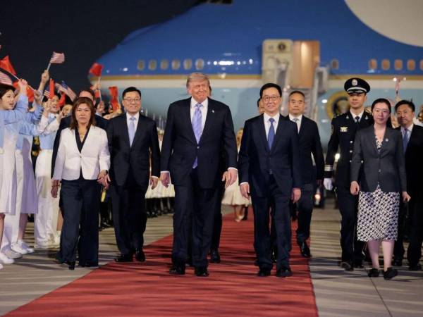 Trump busca que China amplíe el acceso a compañías estadounidenses que viajan con su delegación