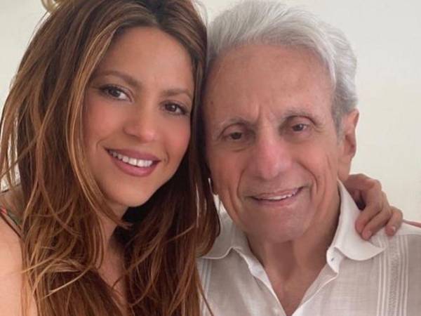 William Mebarak Chadid, padre de Shakira, de 94 años, ha enfrentado múltiples problemas de salud en los últimos años, incluyendo hidrocefalia, neumonía, Alzheimer y recientemente una isquemia que lo llevó a cuidados intensivos en Barranquilla. Aunque su estado generó gran preocupación, los médicos confirmaron una evolución favorable.