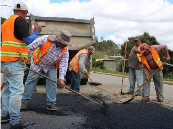 Trabajadores de la SIT en labores de bacheo en una carretera nacional.